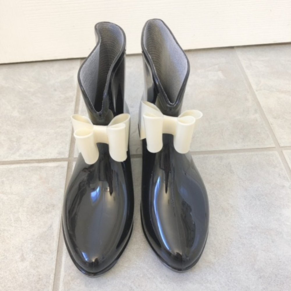 NEW Women Bow Ankle Rainboots (Size 5)